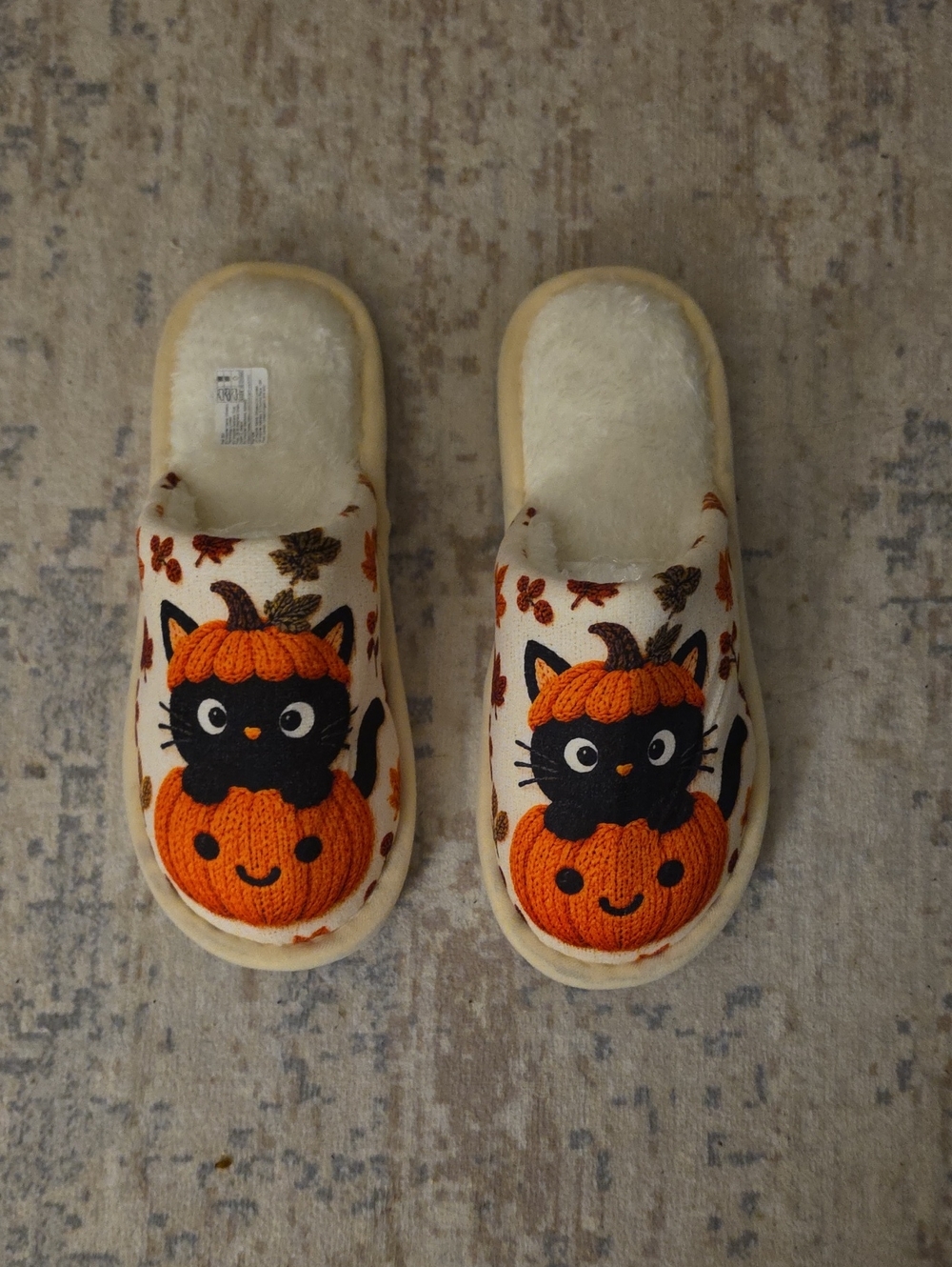 Women’s Cream Slip-On Slippers with Black Cat Pumpkin Design - Cozy Fall Style